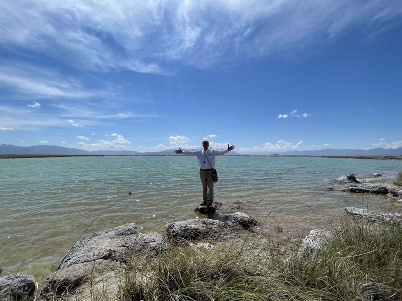 Peregrinos viviendo una experiencia espiritual en el desierto