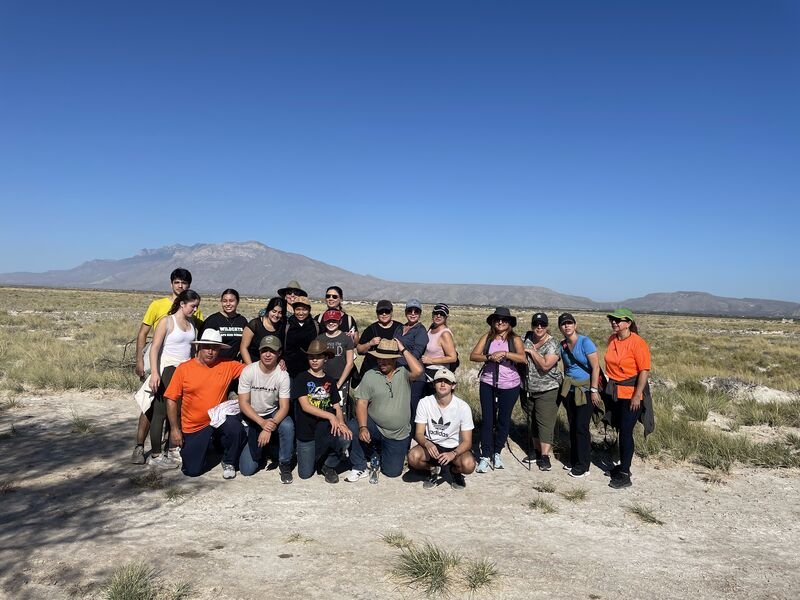 Grupo de peregrinos recorriendo Cuatro Ciénegas